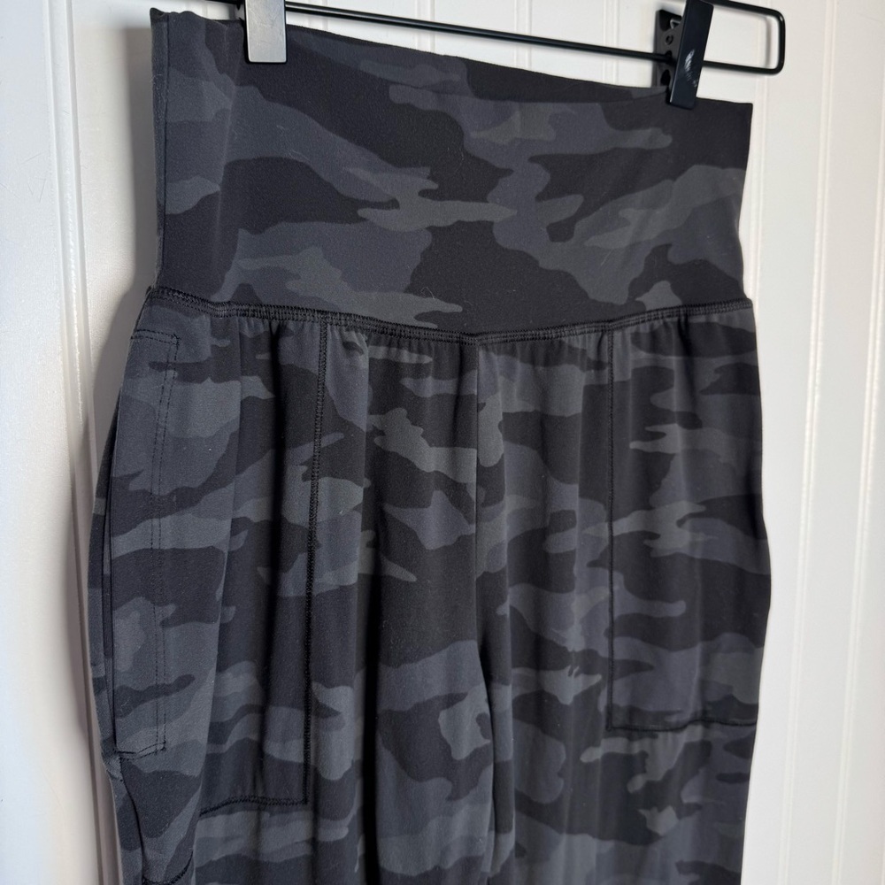 Athleta Salutation Camo Joggers Black & Gray Women’s Size XS - Picture 6 of 14